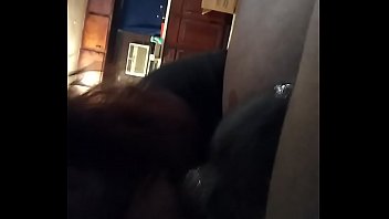 Шлюха-блондинка с длинными волосиками, мастурбирует пиздёнку на вебкамеру