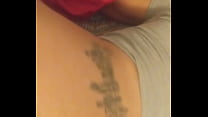 Телка в татуировках балуется со своей сводной сестричкой на кроватки